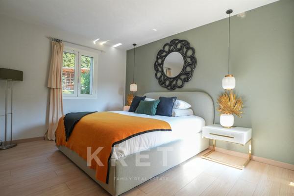 Maison contemporaine de plain-pied avec vue dominante sur le Luberon, piscine et studio indépendant