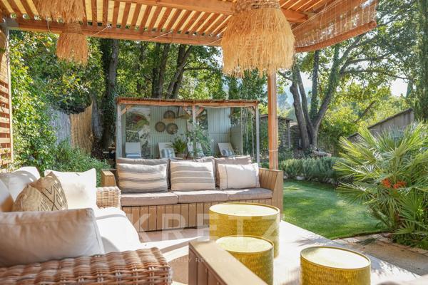 Maison contemporaine de plain-pied avec vue dominante sur le Luberon, piscine et studio indépendant