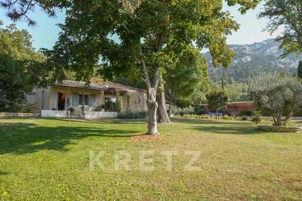 Maison contemporaine de plain-pied avec vue dominante sur le Luberon, piscine et studio indépendant