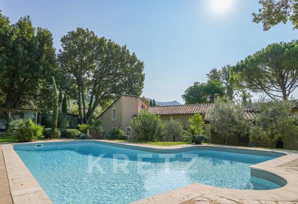 Maison contemporaine de plain-pied avec vue dominante sur le Luberon, piscine et studio indépendant