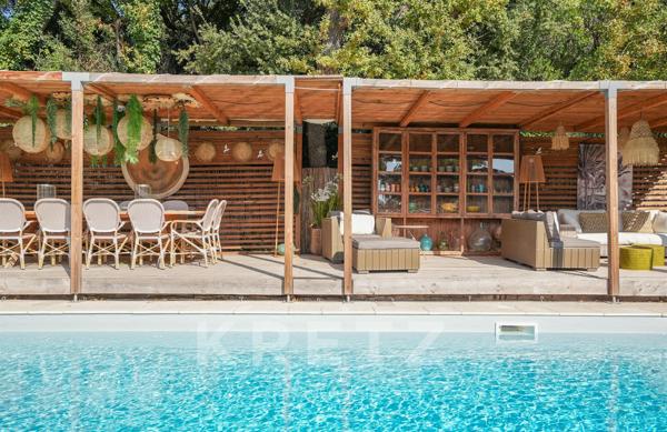 Maison contemporaine de plain-pied avec vue dominante sur le Luberon, piscine et studio indépendant