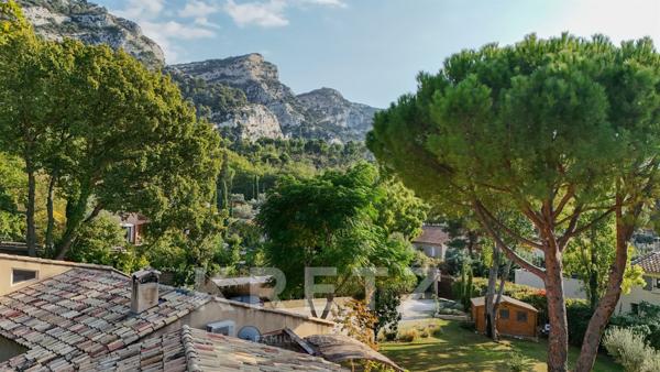 Maison contemporaine de plain-pied avec vue dominante sur le Luberon, piscine et studio indépendant