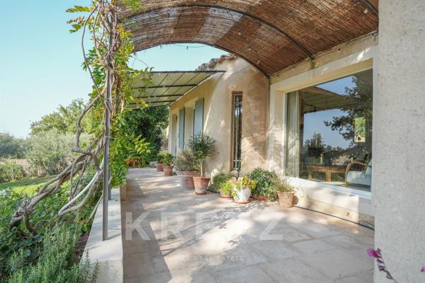 Maison contemporaine de plain-pied avec vue dominante sur le Luberon, piscine et studio indépendant