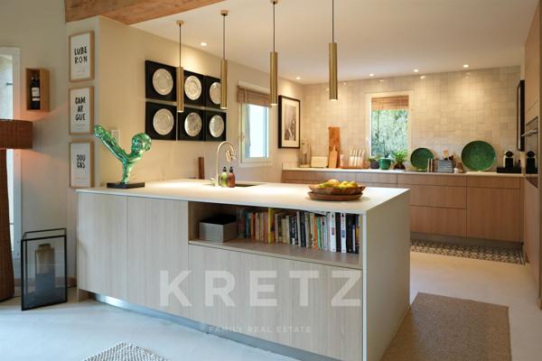 Maison contemporaine de plain-pied avec vue dominante sur le Luberon, piscine et studio indépendant