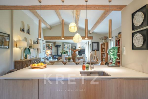 Maison contemporaine de plain-pied avec vue dominante sur le Luberon, piscine et studio indépendant
