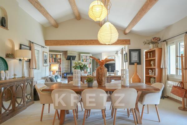 Maison contemporaine de plain-pied avec vue dominante sur le Luberon, piscine et studio indépendant