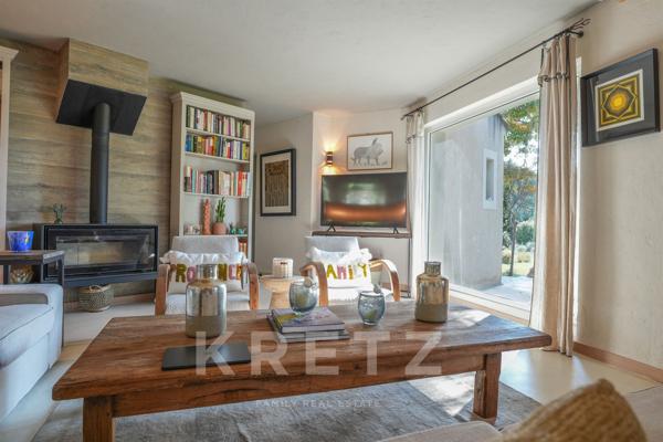 Maison contemporaine de plain-pied avec vue dominante sur le Luberon, piscine et studio indépendant