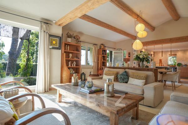 Maison contemporaine de plain-pied avec vue dominante sur le Luberon, piscine et studio indépendant