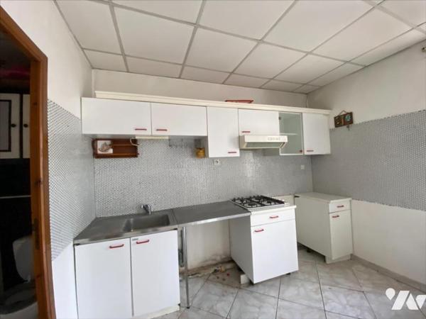 BAISSE DE PRIX! ENSEMBLE IMMOBILIER AVEC LOCAUX COMMERCIAUX ET HABITATIONS