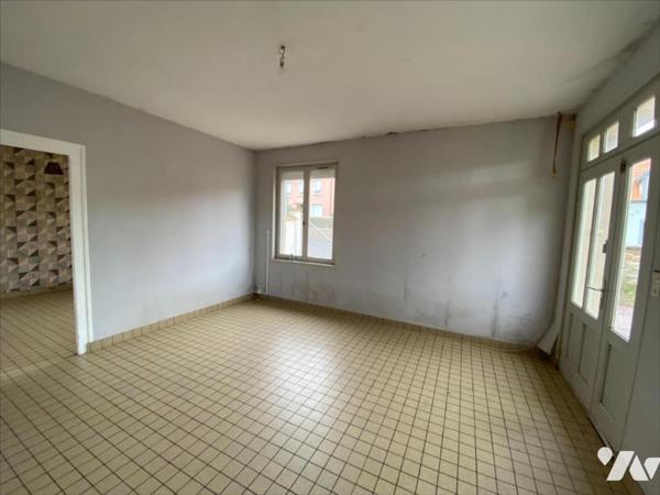 BAISSE DE PRIX! ENSEMBLE IMMOBILIER AVEC LOCAUX COMMERCIAUX ET HABITATIONS