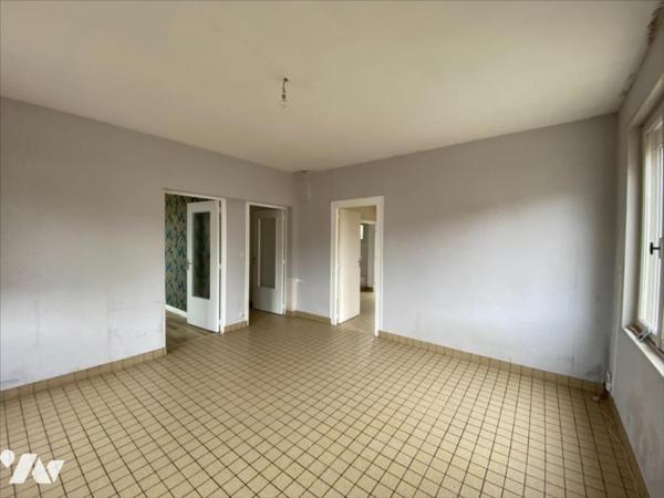 BAISSE DE PRIX! ENSEMBLE IMMOBILIER AVEC LOCAUX COMMERCIAUX ET HABITATIONS