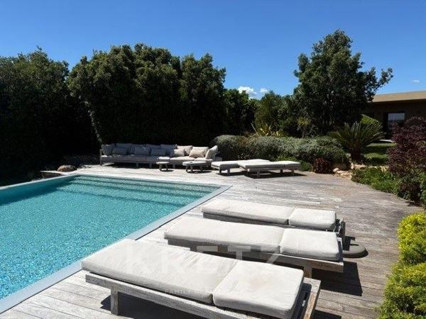 Propriété avec piscine dans un environnement privilégié