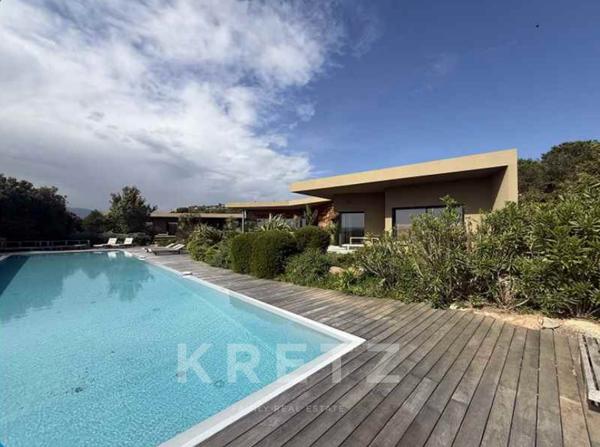 Propriété avec piscine dans un environnement privilégié