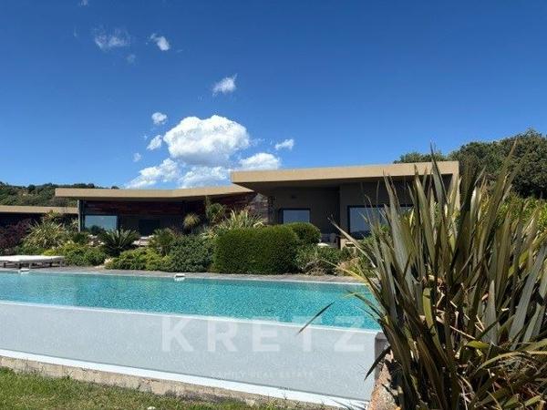 Propriété avec piscine dans un environnement privilégié