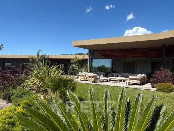 Propriété avec piscine dans un environnement privilégié