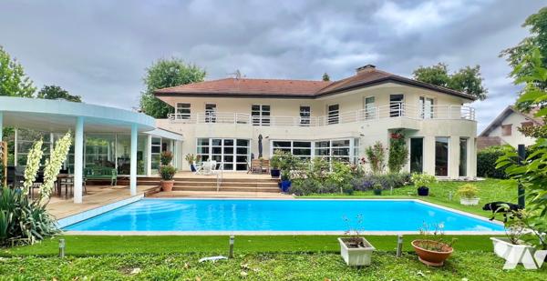 Grande propriété d’une surface de 450m² habitable, 680m² utile sur un terrain de 2.408m².