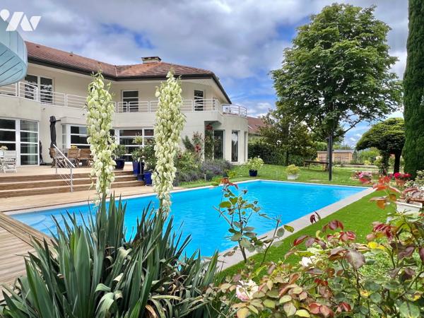 Grande propriété d’une surface de 450m² habitable, 680m² utile sur un terrain de 2.408m².