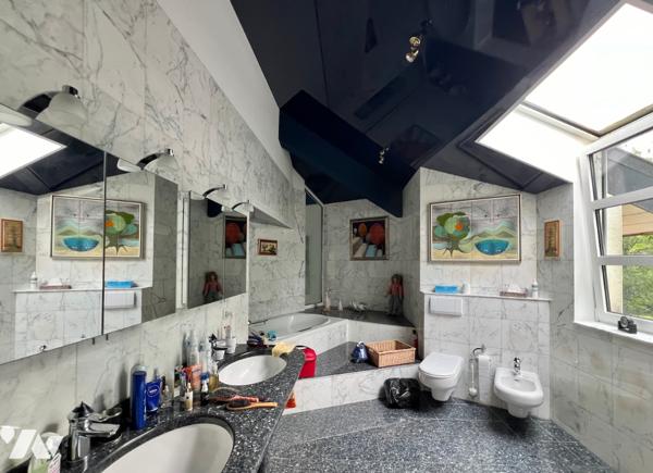 Grande propriété d’une surface de 450m² habitable, 680m² utile sur un terrain de 2.408m².