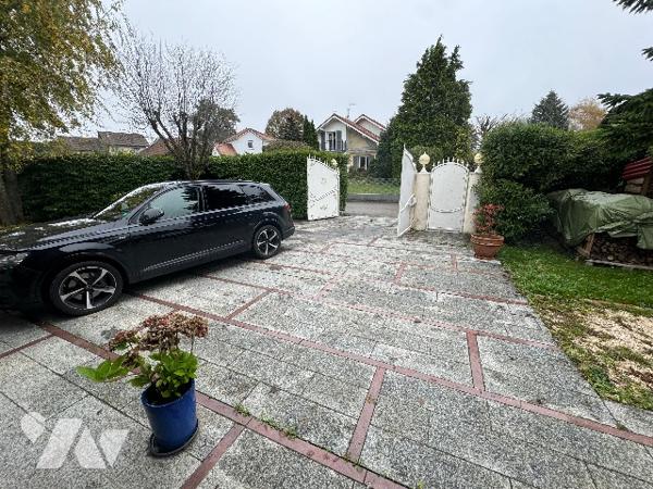 Grande propriété d’une surface de 450m² habitable, 680m² utile sur un terrain de 2.408m².