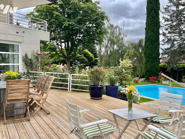 Grande propriété d’une surface de 450m² habitable, 680m² utile sur un terrain de 2.408m².