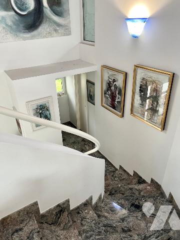 Grande propriété d’une surface de 450m² habitable, 680m² utile sur un terrain de 2.408m².