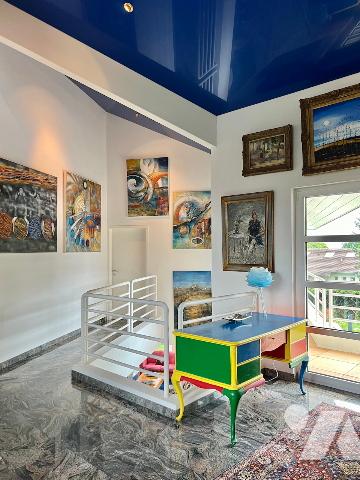 Grande propriété d’une surface de 450m² habitable, 680m² utile sur un terrain de 2.408m².