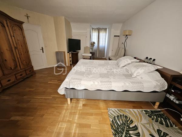 📍 Emplacement : À 10 minutes de Milly-la-Forêt - Sur la commune de Courdimanche-sur-Essonne

Construction de qualité et maison de 145m² bien entretenue et soignée

👉 Au rez-de-chaussée :
- Une entrée avec rangement
- Un magnifique séjour cathédral donnant un accès direct à la terrasse arrière ainsi qu'au jardin
- Un espace salon avec une cheminée ayant un accès direct à la terrasse avant de la maison
- Une cuisine aménagée et équipée
- Un WC avec lave-mains

🛏️ À l'étage :
- Une mezzanine avec un espace bureau
- 3 belles chambres dont deux avec dressing
- Une salle de bains avec douche et WC

🌳 Partie extérieure
- Deux terrasses avant et arrière (Exposition Est et Ouest)
- Un garage isolé attenant à la cuisine ainsi qu'un sous-sol partiel
- Possibilité de stationner plusieurs véhicules sur la propriété

Le tout édifié sur une parcelle totale de 1 125m²

✅ Les plus : Huisseries en double vitrage PVC - Beaux volumes - Toiture en très bon - Système de chauffage : bois + gaz - Chaudière gaz à condensation - Dalle béton à l'étage - Adoucisseur d'eau - Récupérateur d'eau - Tout à l'égout

📞 Vous souhaitez plus de renseignements et/ou convenir d'une visite ? Contactez-moi, je suis disponible 7jours/7
** OUVERT A L'INTER-CABINET