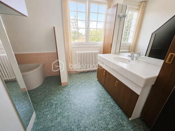 📍 Emplacement : À 10 minutes de Milly-la-Forêt - Sur la commune de Courdimanche-sur-Essonne

Construction de qualité et maison de 145m² bien entretenue et soignée

👉 Au rez-de-chaussée :
- Une entrée avec rangement
- Un magnifique séjour cathédral donnant un accès direct à la terrasse arrière ainsi qu'au jardin
- Un espace salon avec une cheminée ayant un accès direct à la terrasse avant de la maison
- Une cuisine aménagée et équipée
- Un WC avec lave-mains

🛏️ À l'étage :
- Une mezzanine avec un espace bureau
- 3 belles chambres dont deux avec dressing
- Une salle de bains avec douche et WC

🌳 Partie extérieure
- Deux terrasses avant et arrière (Exposition Est et Ouest)
- Un garage isolé attenant à la cuisine ainsi qu'un sous-sol partiel
- Possibilité de stationner plusieurs véhicules sur la propriété

Le tout édifié sur une parcelle totale de 1 125m²

✅ Les plus : Huisseries en double vitrage PVC - Beaux volumes - Toiture en très bon - Système de chauffage : bois + gaz - Chaudière gaz à condensation - Dalle béton à l'étage - Adoucisseur d'eau - Récupérateur d'eau - Tout à l'égout

📞 Vous souhaitez plus de renseignements et/ou convenir d'une visite ? Contactez-moi, je suis disponible 7jours/7
** OUVERT A L'INTER-CABINET