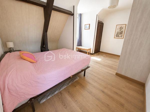📍 Emplacement : À 10 minutes de Milly-la-Forêt - Sur la commune de Courdimanche-sur-Essonne

Construction de qualité et maison de 145m² bien entretenue et soignée

👉 Au rez-de-chaussée :
- Une entrée avec rangement
- Un magnifique séjour cathédral donnant un accès direct à la terrasse arrière ainsi qu'au jardin
- Un espace salon avec une cheminée ayant un accès direct à la terrasse avant de la maison
- Une cuisine aménagée et équipée
- Un WC avec lave-mains

🛏️ À l'étage :
- Une mezzanine avec un espace bureau
- 3 belles chambres dont deux avec dressing
- Une salle de bains avec douche et WC

🌳 Partie extérieure
- Deux terrasses avant et arrière (Exposition Est et Ouest)
- Un garage isolé attenant à la cuisine ainsi qu'un sous-sol partiel
- Possibilité de stationner plusieurs véhicules sur la propriété

Le tout édifié sur une parcelle totale de 1 125m²

✅ Les plus : Huisseries en double vitrage PVC - Beaux volumes - Toiture en très bon - Système de chauffage : bois + gaz - Chaudière gaz à condensation - Dalle béton à l'étage - Adoucisseur d'eau - Récupérateur d'eau - Tout à l'égout

📞 Vous souhaitez plus de renseignements et/ou convenir d'une visite ? Contactez-moi, je suis disponible 7jours/7
** OUVERT A L'INTER-CABINET