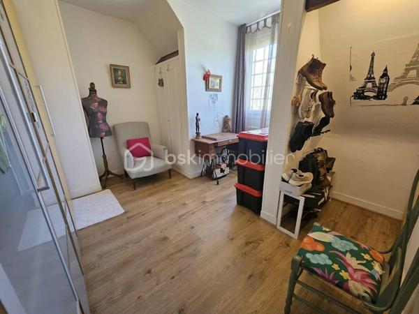 📍 Emplacement : À 10 minutes de Milly-la-Forêt - Sur la commune de Courdimanche-sur-Essonne

Construction de qualité et maison de 145m² bien entretenue et soignée

👉 Au rez-de-chaussée :
- Une entrée avec rangement
- Un magnifique séjour cathédral donnant un accès direct à la terrasse arrière ainsi qu'au jardin
- Un espace salon avec une cheminée ayant un accès direct à la terrasse avant de la maison
- Une cuisine aménagée et équipée
- Un WC avec lave-mains

🛏️ À l'étage :
- Une mezzanine avec un espace bureau
- 3 belles chambres dont deux avec dressing
- Une salle de bains avec douche et WC

🌳 Partie extérieure
- Deux terrasses avant et arrière (Exposition Est et Ouest)
- Un garage isolé attenant à la cuisine ainsi qu'un sous-sol partiel
- Possibilité de stationner plusieurs véhicules sur la propriété

Le tout édifié sur une parcelle totale de 1 125m²

✅ Les plus : Huisseries en double vitrage PVC - Beaux volumes - Toiture en très bon - Système de chauffage : bois + gaz - Chaudière gaz à condensation - Dalle béton à l'étage - Adoucisseur d'eau - Récupérateur d'eau - Tout à l'égout

📞 Vous souhaitez plus de renseignements et/ou convenir d'une visite ? Contactez-moi, je suis disponible 7jours/7
** OUVERT A L'INTER-CABINET