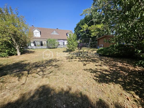 📍 Emplacement : À 10 minutes de Milly-la-Forêt - Sur la commune de Courdimanche-sur-Essonne

Construction de qualité et maison de 145m² bien entretenue et soignée

👉 Au rez-de-chaussée :
- Une entrée avec rangement
- Un magnifique séjour cathédral donnant un accès direct à la terrasse arrière ainsi qu'au jardin
- Un espace salon avec une cheminée ayant un accès direct à la terrasse avant de la maison
- Une cuisine aménagée et équipée
- Un WC avec lave-mains

🛏️ À l'étage :
- Une mezzanine avec un espace bureau
- 3 belles chambres dont deux avec dressing
- Une salle de bains avec douche et WC

🌳 Partie extérieure
- Deux terrasses avant et arrière (Exposition Est et Ouest)
- Un garage isolé attenant à la cuisine ainsi qu'un sous-sol partiel
- Possibilité de stationner plusieurs véhicules sur la propriété

Le tout édifié sur une parcelle totale de 1 125m²

✅ Les plus : Huisseries en double vitrage PVC - Beaux volumes - Toiture en très bon - Système de chauffage : bois + gaz - Chaudière gaz à condensation - Dalle béton à l'étage - Adoucisseur d'eau - Récupérateur d'eau - Tout à l'égout

📞 Vous souhaitez plus de renseignements et/ou convenir d'une visite ? Contactez-moi, je suis disponible 7jours/7
** OUVERT A L'INTER-CABINET