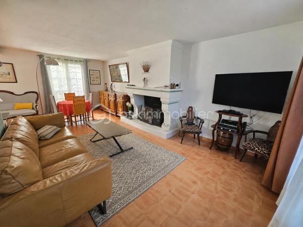 📍 Emplacement : À 10 minutes de Milly-la-Forêt - Sur la commune de Courdimanche-sur-Essonne

Construction de qualité et maison de 145m² bien entretenue et soignée

👉 Au rez-de-chaussée :
- Une entrée avec rangement
- Un magnifique séjour cathédral donnant un accès direct à la terrasse arrière ainsi qu'au jardin
- Un espace salon avec une cheminée ayant un accès direct à la terrasse avant de la maison
- Une cuisine aménagée et équipée
- Un WC avec lave-mains

🛏️ À l'étage :
- Une mezzanine avec un espace bureau
- 3 belles chambres dont deux avec dressing
- Une salle de bains avec douche et WC

🌳 Partie extérieure
- Deux terrasses avant et arrière (Exposition Est et Ouest)
- Un garage isolé attenant à la cuisine ainsi qu'un sous-sol partiel
- Possibilité de stationner plusieurs véhicules sur la propriété

Le tout édifié sur une parcelle totale de 1 125m²

✅ Les plus : Huisseries en double vitrage PVC - Beaux volumes - Toiture en très bon - Système de chauffage : bois + gaz - Chaudière gaz à condensation - Dalle béton à l'étage - Adoucisseur d'eau - Récupérateur d'eau - Tout à l'égout

📞 Vous souhaitez plus de renseignements et/ou convenir d'une visite ? Contactez-moi, je suis disponible 7jours/7
** OUVERT A L'INTER-CABINET