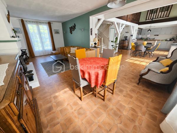 📍 Emplacement : À 10 minutes de Milly-la-Forêt - Sur la commune de Courdimanche-sur-Essonne

Construction de qualité et maison de 145m² bien entretenue et soignée

👉 Au rez-de-chaussée :
- Une entrée avec rangement
- Un magnifique séjour cathédral donnant un accès direct à la terrasse arrière ainsi qu'au jardin
- Un espace salon avec une cheminée ayant un accès direct à la terrasse avant de la maison
- Une cuisine aménagée et équipée
- Un WC avec lave-mains

🛏️ À l'étage :
- Une mezzanine avec un espace bureau
- 3 belles chambres dont deux avec dressing
- Une salle de bains avec douche et WC

🌳 Partie extérieure
- Deux terrasses avant et arrière (Exposition Est et Ouest)
- Un garage isolé attenant à la cuisine ainsi qu'un sous-sol partiel
- Possibilité de stationner plusieurs véhicules sur la propriété

Le tout édifié sur une parcelle totale de 1 125m²

✅ Les plus : Huisseries en double vitrage PVC - Beaux volumes - Toiture en très bon - Système de chauffage : bois + gaz - Chaudière gaz à condensation - Dalle béton à l'étage - Adoucisseur d'eau - Récupérateur d'eau - Tout à l'égout

📞 Vous souhaitez plus de renseignements et/ou convenir d'une visite ? Contactez-moi, je suis disponible 7jours/7
** OUVERT A L'INTER-CABINET