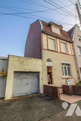 Maison avec jardin et garage.