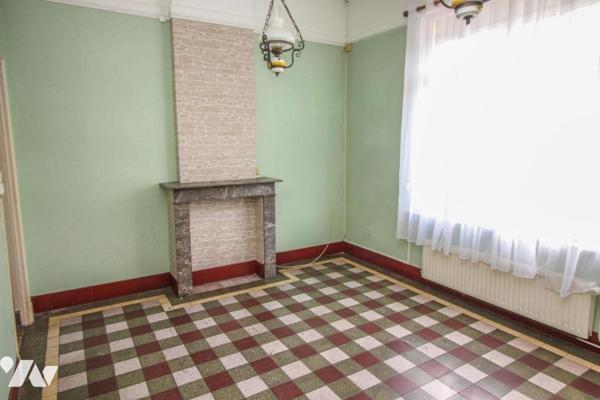 Maison avec jardin et garage.