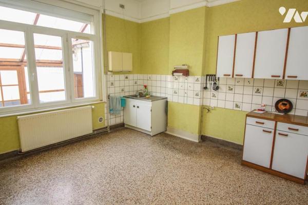 Maison avec jardin et garage.