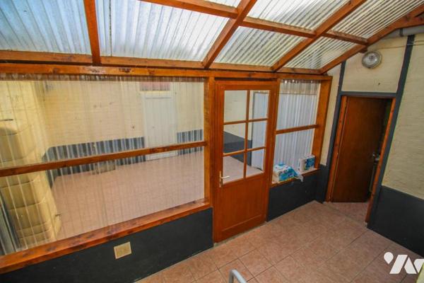 Maison avec jardin et garage.