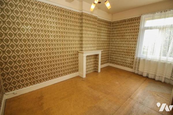 Maison avec jardin et garage.