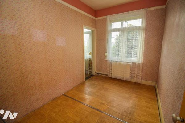 Maison avec jardin et garage.