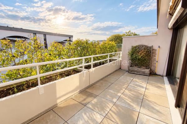 À Voisins-le-Bretonneux, découvrez ce bel appartement 3 pièces de 64 m² en duplex, installé aux derniers étages d’une petite résidence bien entretenue. Rénové, lumineux et au calme, il offre une configuration particulièrement agréable à vivre avec une vraie séparation entre les espaces de vie et la partie nuit.

Au premier niveau, l’entrée avec rangement mène vers un grand séjour exposé plein Sud, prolongé par une belle terrasse de 12 m². Équipée d’un store banne et bénéficiant d’un excellent ensoleillement, elle constitue un véritable espace de vie supplémentaire pour déjeuner, recevoir ou simplement profiter des beaux jours.

La cuisine ouverte, aménagée et équipée, communique directement avec le séjour et renforce le caractère convivial de cet espace. Des WC indépendants complètent ce niveau.

À l’étage, entièrement consacré à l’espace nuit, un palier avec rangement dessert deux chambres disposant chacune de placards intégrés. La plus grande bénéficie également de sa propre loggia, apportant un second extérieur à l’appartement. Une salle de bains avec fenêtre ainsi que des WC séparés complètent l’étage.

Le bien bénéficie du double vitrage, de la fibre optique et d’un chauffage individuel.

Autre véritable avantage : l’appartement dispose de deux places de stationnement, dont une place intérieure avec possibilité de boxage, ainsi qu’une place extérieure.

La résidence profite d’un environnement calme tout en restant à proximité des écoles, crèches, transports et commodités, idéal pour faciliter le quotidien.

Les + qui font la différence : duplex aux derniers étages, exposition plein Sud, terrasse de 12 m², appartement rénové et deux places de stationnement.

Les charges de copropriété restent contenues, à environ 350 € par trimestre. Taxe foncière : 1 291 €.

Un duplex lumineux et atypique, avec de beaux extérieurs et deux stationnements, réunissant des prestations rarement proposées ensemble. Contactez-moi dès maintenant pour organiser une visite et venir découvrir ce bien sur place.