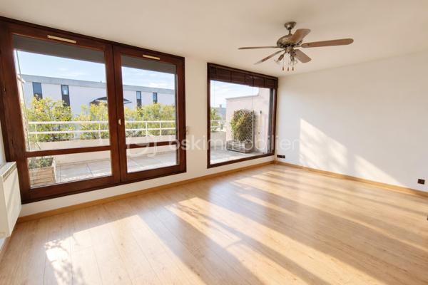 À Voisins-le-Bretonneux, découvrez ce bel appartement 3 pièces de 64 m² en duplex, installé aux derniers étages d’une petite résidence bien entretenue. Rénové, lumineux et au calme, il offre une configuration particulièrement agréable à vivre avec une vraie séparation entre les espaces de vie et la partie nuit.

Au premier niveau, l’entrée avec rangement mène vers un grand séjour exposé plein Sud, prolongé par une belle terrasse de 12 m². Équipée d’un store banne et bénéficiant d’un excellent ensoleillement, elle constitue un véritable espace de vie supplémentaire pour déjeuner, recevoir ou simplement profiter des beaux jours.

La cuisine ouverte, aménagée et équipée, communique directement avec le séjour et renforce le caractère convivial de cet espace. Des WC indépendants complètent ce niveau.

À l’étage, entièrement consacré à l’espace nuit, un palier avec rangement dessert deux chambres disposant chacune de placards intégrés. La plus grande bénéficie également de sa propre loggia, apportant un second extérieur à l’appartement. Une salle de bains avec fenêtre ainsi que des WC séparés complètent l’étage.

Le bien bénéficie du double vitrage, de la fibre optique et d’un chauffage individuel.

Autre véritable avantage : l’appartement dispose de deux places de stationnement, dont une place intérieure avec possibilité de boxage, ainsi qu’une place extérieure.

La résidence profite d’un environnement calme tout en restant à proximité des écoles, crèches, transports et commodités, idéal pour faciliter le quotidien.

Les + qui font la différence : duplex aux derniers étages, exposition plein Sud, terrasse de 12 m², appartement rénové et deux places de stationnement.

Les charges de copropriété restent contenues, à environ 350 € par trimestre. Taxe foncière : 1 291 €.

Un duplex lumineux et atypique, avec de beaux extérieurs et deux stationnements, réunissant des prestations rarement proposées ensemble. Contactez-moi dès maintenant pour organiser une visite et venir découvrir ce bien sur place.