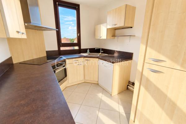 À Voisins-le-Bretonneux, découvrez ce bel appartement 3 pièces de 64 m² en duplex, installé aux derniers étages d’une petite résidence bien entretenue. Rénové, lumineux et au calme, il offre une configuration particulièrement agréable à vivre avec une vraie séparation entre les espaces de vie et la partie nuit.

Au premier niveau, l’entrée avec rangement mène vers un grand séjour exposé plein Sud, prolongé par une belle terrasse de 12 m². Équipée d’un store banne et bénéficiant d’un excellent ensoleillement, elle constitue un véritable espace de vie supplémentaire pour déjeuner, recevoir ou simplement profiter des beaux jours.

La cuisine ouverte, aménagée et équipée, communique directement avec le séjour et renforce le caractère convivial de cet espace. Des WC indépendants complètent ce niveau.

À l’étage, entièrement consacré à l’espace nuit, un palier avec rangement dessert deux chambres disposant chacune de placards intégrés. La plus grande bénéficie également de sa propre loggia, apportant un second extérieur à l’appartement. Une salle de bains avec fenêtre ainsi que des WC séparés complètent l’étage.

Le bien bénéficie du double vitrage, de la fibre optique et d’un chauffage individuel.

Autre véritable avantage : l’appartement dispose de deux places de stationnement, dont une place intérieure avec possibilité de boxage, ainsi qu’une place extérieure.

La résidence profite d’un environnement calme tout en restant à proximité des écoles, crèches, transports et commodités, idéal pour faciliter le quotidien.

Les + qui font la différence : duplex aux derniers étages, exposition plein Sud, terrasse de 12 m², appartement rénové et deux places de stationnement.

Les charges de copropriété restent contenues, à environ 350 € par trimestre. Taxe foncière : 1 291 €.

Un duplex lumineux et atypique, avec de beaux extérieurs et deux stationnements, réunissant des prestations rarement proposées ensemble. Contactez-moi dès maintenant pour organiser une visite et venir découvrir ce bien sur place.