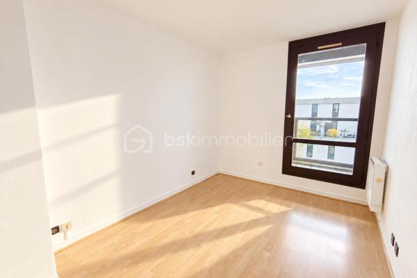 À Voisins-le-Bretonneux, découvrez ce bel appartement 3 pièces de 64 m² en duplex, installé aux derniers étages d’une petite résidence bien entretenue. Rénové, lumineux et au calme, il offre une configuration particulièrement agréable à vivre avec une vraie séparation entre les espaces de vie et la partie nuit.

Au premier niveau, l’entrée avec rangement mène vers un grand séjour exposé plein Sud, prolongé par une belle terrasse de 12 m². Équipée d’un store banne et bénéficiant d’un excellent ensoleillement, elle constitue un véritable espace de vie supplémentaire pour déjeuner, recevoir ou simplement profiter des beaux jours.

La cuisine ouverte, aménagée et équipée, communique directement avec le séjour et renforce le caractère convivial de cet espace. Des WC indépendants complètent ce niveau.

À l’étage, entièrement consacré à l’espace nuit, un palier avec rangement dessert deux chambres disposant chacune de placards intégrés. La plus grande bénéficie également de sa propre loggia, apportant un second extérieur à l’appartement. Une salle de bains avec fenêtre ainsi que des WC séparés complètent l’étage.

Le bien bénéficie du double vitrage, de la fibre optique et d’un chauffage individuel.

Autre véritable avantage : l’appartement dispose de deux places de stationnement, dont une place intérieure avec possibilité de boxage, ainsi qu’une place extérieure.

La résidence profite d’un environnement calme tout en restant à proximité des écoles, crèches, transports et commodités, idéal pour faciliter le quotidien.

Les + qui font la différence : duplex aux derniers étages, exposition plein Sud, terrasse de 12 m², appartement rénové et deux places de stationnement.

Les charges de copropriété restent contenues, à environ 350 € par trimestre. Taxe foncière : 1 291 €.

Un duplex lumineux et atypique, avec de beaux extérieurs et deux stationnements, réunissant des prestations rarement proposées ensemble. Contactez-moi dès maintenant pour organiser une visite et venir découvrir ce bien sur place.