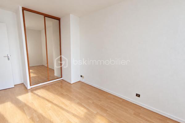 À Voisins-le-Bretonneux, découvrez ce bel appartement 3 pièces de 64 m² en duplex, installé aux derniers étages d’une petite résidence bien entretenue. Rénové, lumineux et au calme, il offre une configuration particulièrement agréable à vivre avec une vraie séparation entre les espaces de vie et la partie nuit.

Au premier niveau, l’entrée avec rangement mène vers un grand séjour exposé plein Sud, prolongé par une belle terrasse de 12 m². Équipée d’un store banne et bénéficiant d’un excellent ensoleillement, elle constitue un véritable espace de vie supplémentaire pour déjeuner, recevoir ou simplement profiter des beaux jours.

La cuisine ouverte, aménagée et équipée, communique directement avec le séjour et renforce le caractère convivial de cet espace. Des WC indépendants complètent ce niveau.

À l’étage, entièrement consacré à l’espace nuit, un palier avec rangement dessert deux chambres disposant chacune de placards intégrés. La plus grande bénéficie également de sa propre loggia, apportant un second extérieur à l’appartement. Une salle de bains avec fenêtre ainsi que des WC séparés complètent l’étage.

Le bien bénéficie du double vitrage, de la fibre optique et d’un chauffage individuel.

Autre véritable avantage : l’appartement dispose de deux places de stationnement, dont une place intérieure avec possibilité de boxage, ainsi qu’une place extérieure.

La résidence profite d’un environnement calme tout en restant à proximité des écoles, crèches, transports et commodités, idéal pour faciliter le quotidien.

Les + qui font la différence : duplex aux derniers étages, exposition plein Sud, terrasse de 12 m², appartement rénové et deux places de stationnement.

Les charges de copropriété restent contenues, à environ 350 € par trimestre. Taxe foncière : 1 291 €.

Un duplex lumineux et atypique, avec de beaux extérieurs et deux stationnements, réunissant des prestations rarement proposées ensemble. Contactez-moi dès maintenant pour organiser une visite et venir découvrir ce bien sur place.