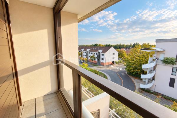 À Voisins-le-Bretonneux, découvrez ce bel appartement 3 pièces de 64 m² en duplex, installé aux derniers étages d’une petite résidence bien entretenue. Rénové, lumineux et au calme, il offre une configuration particulièrement agréable à vivre avec une vraie séparation entre les espaces de vie et la partie nuit.

Au premier niveau, l’entrée avec rangement mène vers un grand séjour exposé plein Sud, prolongé par une belle terrasse de 12 m². Équipée d’un store banne et bénéficiant d’un excellent ensoleillement, elle constitue un véritable espace de vie supplémentaire pour déjeuner, recevoir ou simplement profiter des beaux jours.

La cuisine ouverte, aménagée et équipée, communique directement avec le séjour et renforce le caractère convivial de cet espace. Des WC indépendants complètent ce niveau.

À l’étage, entièrement consacré à l’espace nuit, un palier avec rangement dessert deux chambres disposant chacune de placards intégrés. La plus grande bénéficie également de sa propre loggia, apportant un second extérieur à l’appartement. Une salle de bains avec fenêtre ainsi que des WC séparés complètent l’étage.

Le bien bénéficie du double vitrage, de la fibre optique et d’un chauffage individuel.

Autre véritable avantage : l’appartement dispose de deux places de stationnement, dont une place intérieure avec possibilité de boxage, ainsi qu’une place extérieure.

La résidence profite d’un environnement calme tout en restant à proximité des écoles, crèches, transports et commodités, idéal pour faciliter le quotidien.

Les + qui font la différence : duplex aux derniers étages, exposition plein Sud, terrasse de 12 m², appartement rénové et deux places de stationnement.

Les charges de copropriété restent contenues, à environ 350 € par trimestre. Taxe foncière : 1 291 €.

Un duplex lumineux et atypique, avec de beaux extérieurs et deux stationnements, réunissant des prestations rarement proposées ensemble. Contactez-moi dès maintenant pour organiser une visite et venir découvrir ce bien sur place.