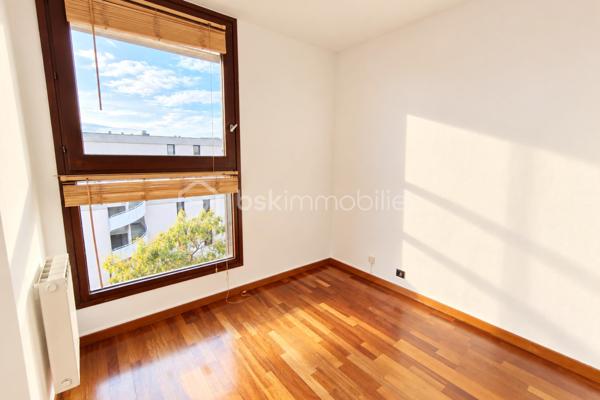À Voisins-le-Bretonneux, découvrez ce bel appartement 3 pièces de 64 m² en duplex, installé aux derniers étages d’une petite résidence bien entretenue. Rénové, lumineux et au calme, il offre une configuration particulièrement agréable à vivre avec une vraie séparation entre les espaces de vie et la partie nuit.

Au premier niveau, l’entrée avec rangement mène vers un grand séjour exposé plein Sud, prolongé par une belle terrasse de 12 m². Équipée d’un store banne et bénéficiant d’un excellent ensoleillement, elle constitue un véritable espace de vie supplémentaire pour déjeuner, recevoir ou simplement profiter des beaux jours.

La cuisine ouverte, aménagée et équipée, communique directement avec le séjour et renforce le caractère convivial de cet espace. Des WC indépendants complètent ce niveau.

À l’étage, entièrement consacré à l’espace nuit, un palier avec rangement dessert deux chambres disposant chacune de placards intégrés. La plus grande bénéficie également de sa propre loggia, apportant un second extérieur à l’appartement. Une salle de bains avec fenêtre ainsi que des WC séparés complètent l’étage.

Le bien bénéficie du double vitrage, de la fibre optique et d’un chauffage individuel.

Autre véritable avantage : l’appartement dispose de deux places de stationnement, dont une place intérieure avec possibilité de boxage, ainsi qu’une place extérieure.

La résidence profite d’un environnement calme tout en restant à proximité des écoles, crèches, transports et commodités, idéal pour faciliter le quotidien.

Les + qui font la différence : duplex aux derniers étages, exposition plein Sud, terrasse de 12 m², appartement rénové et deux places de stationnement.

Les charges de copropriété restent contenues, à environ 350 € par trimestre. Taxe foncière : 1 291 €.

Un duplex lumineux et atypique, avec de beaux extérieurs et deux stationnements, réunissant des prestations rarement proposées ensemble. Contactez-moi dès maintenant pour organiser une visite et venir découvrir ce bien sur place.