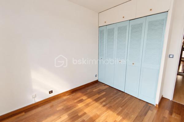 À Voisins-le-Bretonneux, découvrez ce bel appartement 3 pièces de 64 m² en duplex, installé aux derniers étages d’une petite résidence bien entretenue. Rénové, lumineux et au calme, il offre une configuration particulièrement agréable à vivre avec une vraie séparation entre les espaces de vie et la partie nuit.

Au premier niveau, l’entrée avec rangement mène vers un grand séjour exposé plein Sud, prolongé par une belle terrasse de 12 m². Équipée d’un store banne et bénéficiant d’un excellent ensoleillement, elle constitue un véritable espace de vie supplémentaire pour déjeuner, recevoir ou simplement profiter des beaux jours.

La cuisine ouverte, aménagée et équipée, communique directement avec le séjour et renforce le caractère convivial de cet espace. Des WC indépendants complètent ce niveau.

À l’étage, entièrement consacré à l’espace nuit, un palier avec rangement dessert deux chambres disposant chacune de placards intégrés. La plus grande bénéficie également de sa propre loggia, apportant un second extérieur à l’appartement. Une salle de bains avec fenêtre ainsi que des WC séparés complètent l’étage.

Le bien bénéficie du double vitrage, de la fibre optique et d’un chauffage individuel.

Autre véritable avantage : l’appartement dispose de deux places de stationnement, dont une place intérieure avec possibilité de boxage, ainsi qu’une place extérieure.

La résidence profite d’un environnement calme tout en restant à proximité des écoles, crèches, transports et commodités, idéal pour faciliter le quotidien.

Les + qui font la différence : duplex aux derniers étages, exposition plein Sud, terrasse de 12 m², appartement rénové et deux places de stationnement.

Les charges de copropriété restent contenues, à environ 350 € par trimestre. Taxe foncière : 1 291 €.

Un duplex lumineux et atypique, avec de beaux extérieurs et deux stationnements, réunissant des prestations rarement proposées ensemble. Contactez-moi dès maintenant pour organiser une visite et venir découvrir ce bien sur place.