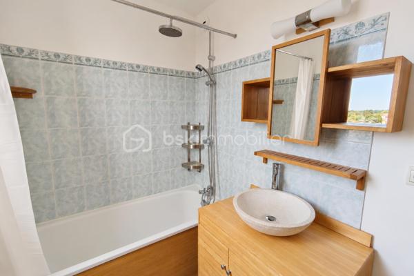 À Voisins-le-Bretonneux, découvrez ce bel appartement 3 pièces de 64 m² en duplex, installé aux derniers étages d’une petite résidence bien entretenue. Rénové, lumineux et au calme, il offre une configuration particulièrement agréable à vivre avec une vraie séparation entre les espaces de vie et la partie nuit.

Au premier niveau, l’entrée avec rangement mène vers un grand séjour exposé plein Sud, prolongé par une belle terrasse de 12 m². Équipée d’un store banne et bénéficiant d’un excellent ensoleillement, elle constitue un véritable espace de vie supplémentaire pour déjeuner, recevoir ou simplement profiter des beaux jours.

La cuisine ouverte, aménagée et équipée, communique directement avec le séjour et renforce le caractère convivial de cet espace. Des WC indépendants complètent ce niveau.

À l’étage, entièrement consacré à l’espace nuit, un palier avec rangement dessert deux chambres disposant chacune de placards intégrés. La plus grande bénéficie également de sa propre loggia, apportant un second extérieur à l’appartement. Une salle de bains avec fenêtre ainsi que des WC séparés complètent l’étage.

Le bien bénéficie du double vitrage, de la fibre optique et d’un chauffage individuel.

Autre véritable avantage : l’appartement dispose de deux places de stationnement, dont une place intérieure avec possibilité de boxage, ainsi qu’une place extérieure.

La résidence profite d’un environnement calme tout en restant à proximité des écoles, crèches, transports et commodités, idéal pour faciliter le quotidien.

Les + qui font la différence : duplex aux derniers étages, exposition plein Sud, terrasse de 12 m², appartement rénové et deux places de stationnement.

Les charges de copropriété restent contenues, à environ 350 € par trimestre. Taxe foncière : 1 291 €.

Un duplex lumineux et atypique, avec de beaux extérieurs et deux stationnements, réunissant des prestations rarement proposées ensemble. Contactez-moi dès maintenant pour organiser une visite et venir découvrir ce bien sur place.