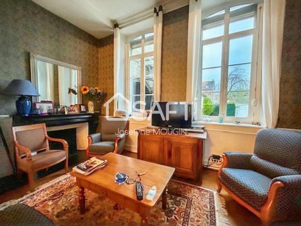 Belle demeure à Doullens, 5 chambres, garage pour plusieurs véhicules, dépendances, jardin.