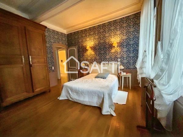 Belle demeure à Doullens, 5 chambres, garage pour plusieurs véhicules, dépendances, jardin.